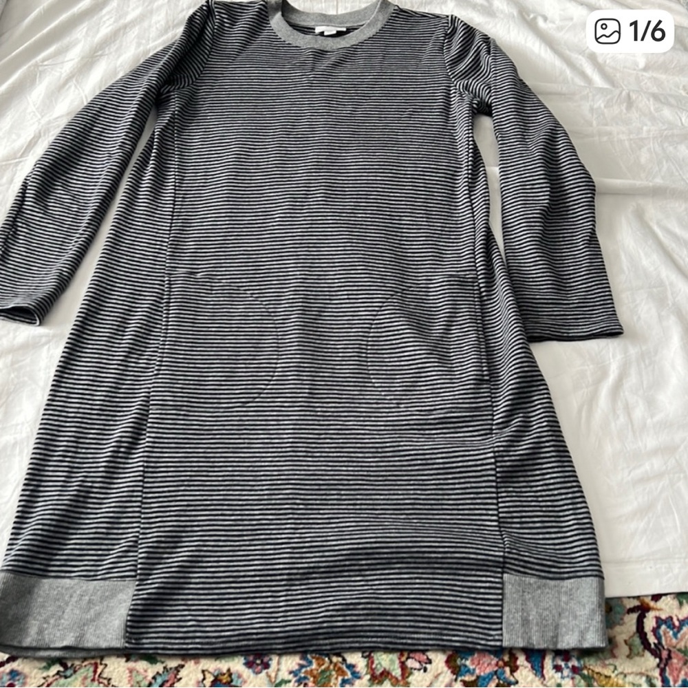 J. Jill EUC comfy super soft knit dress-tunic with pockets and cute hem detail.
